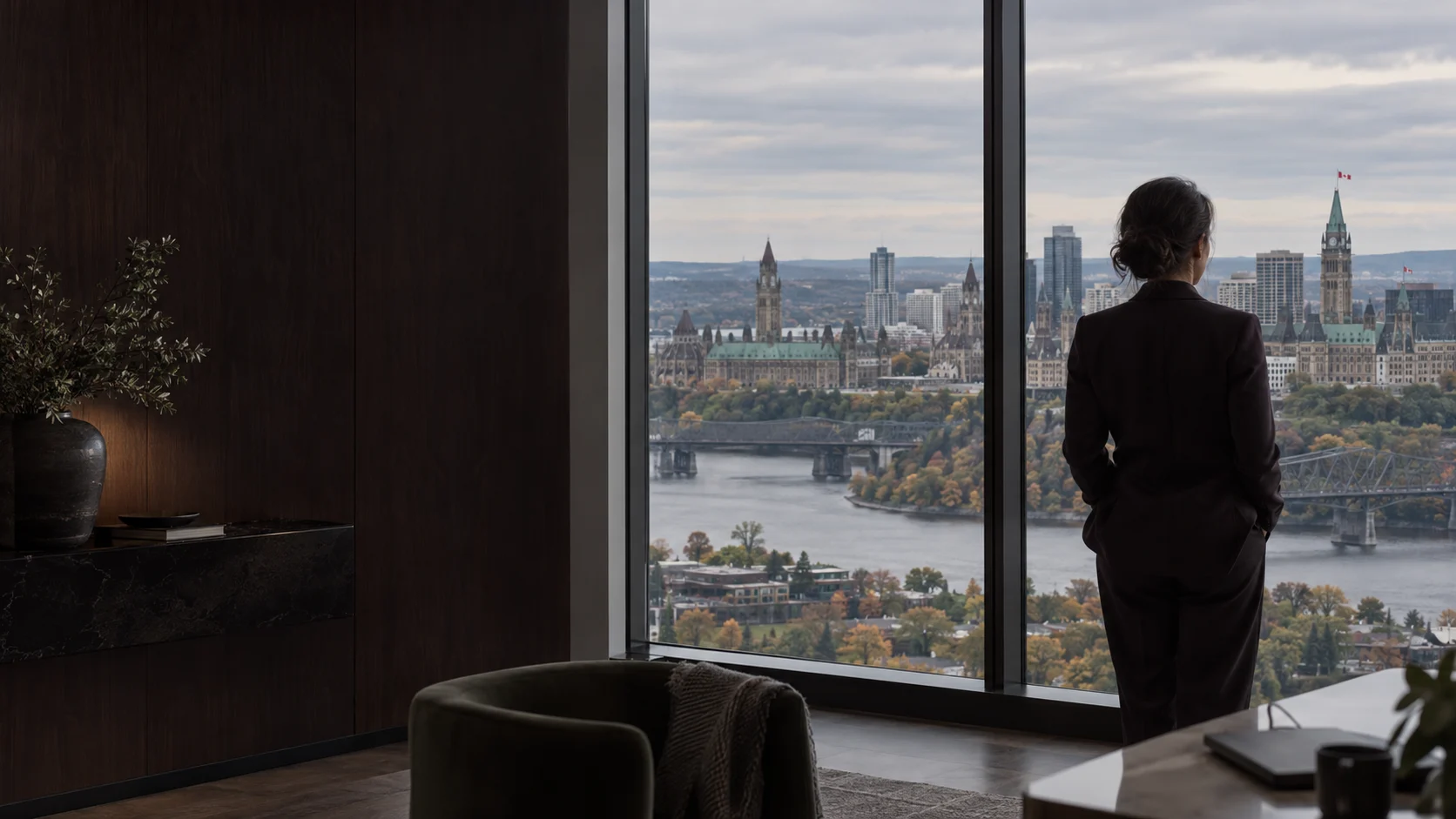 Une professionnelle face au paysage urbain canadien